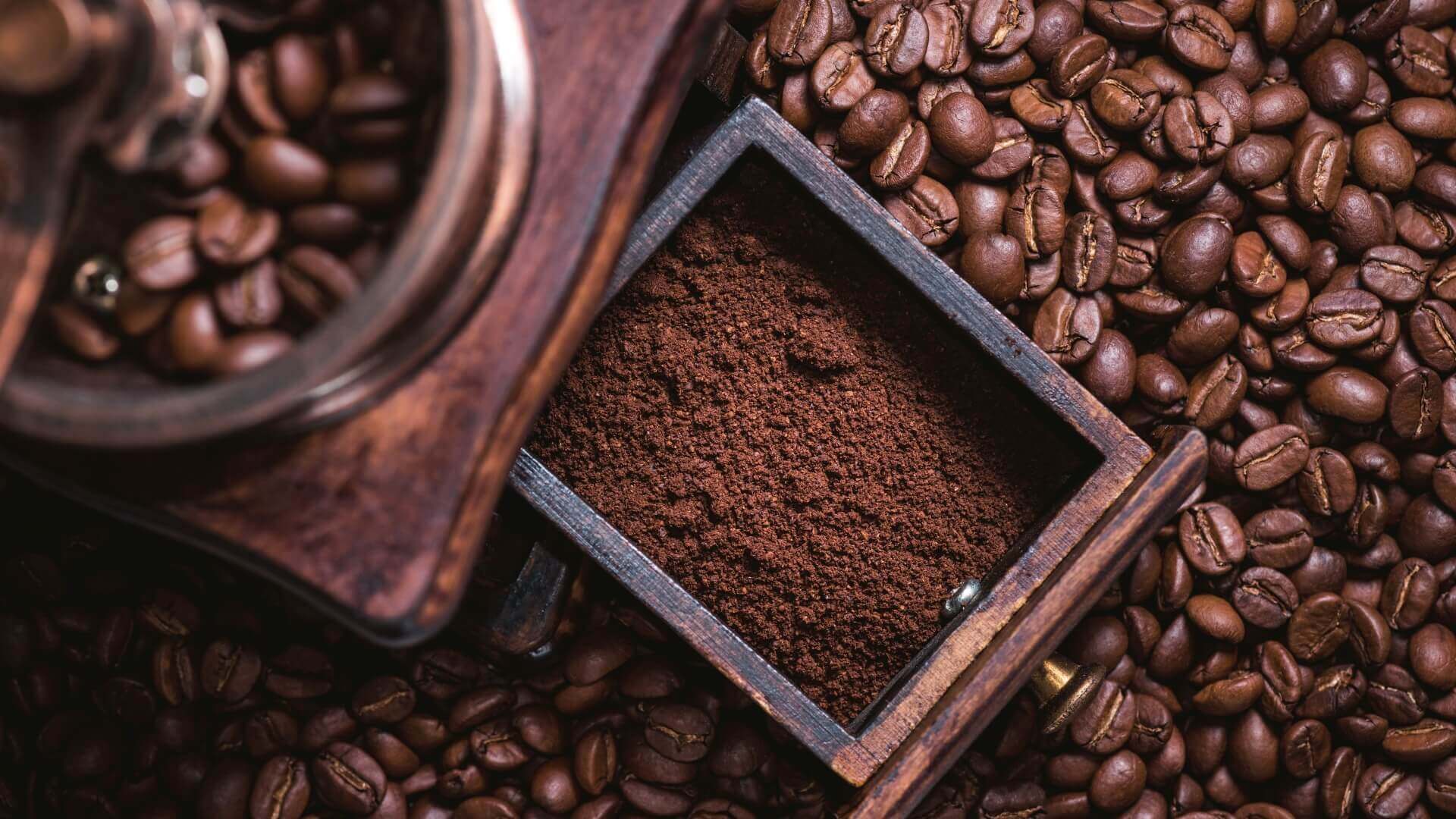 Kaffeebohnen und gemahlene Kaffee